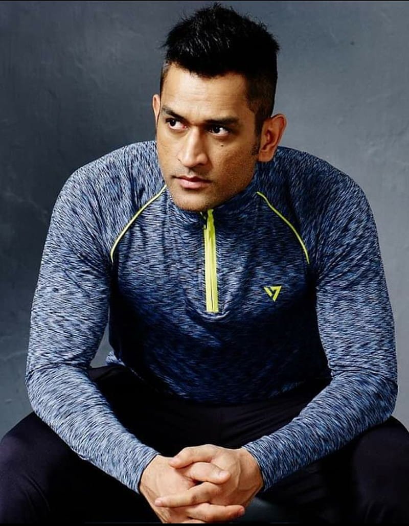 MS Dhoni Photos With His Team